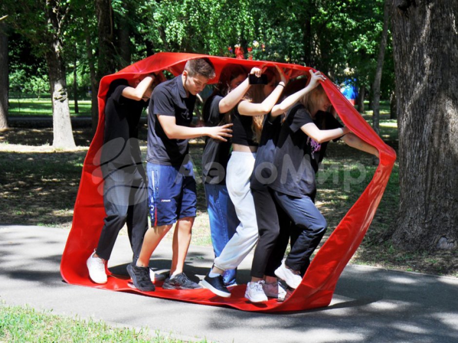 Гусеница — забавный реквизит для эстафет зимой и летом