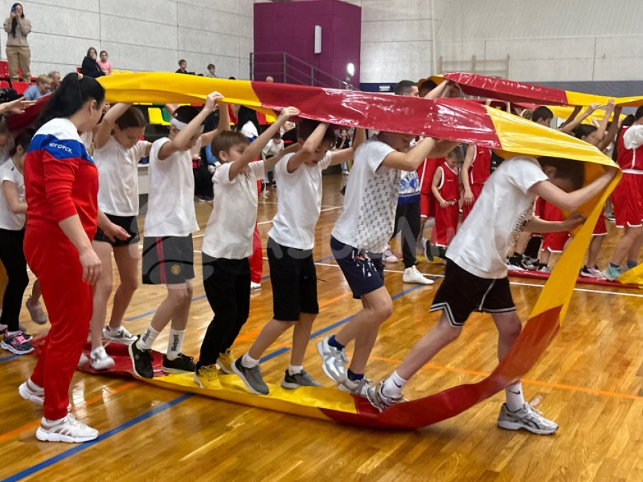 Гусеница — забавный реквизит для эстафет зимой и летом