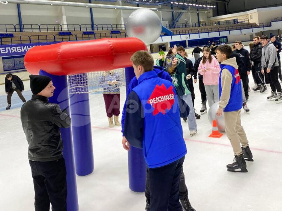 Большое баскетбольное кольцо с гигантским мячом