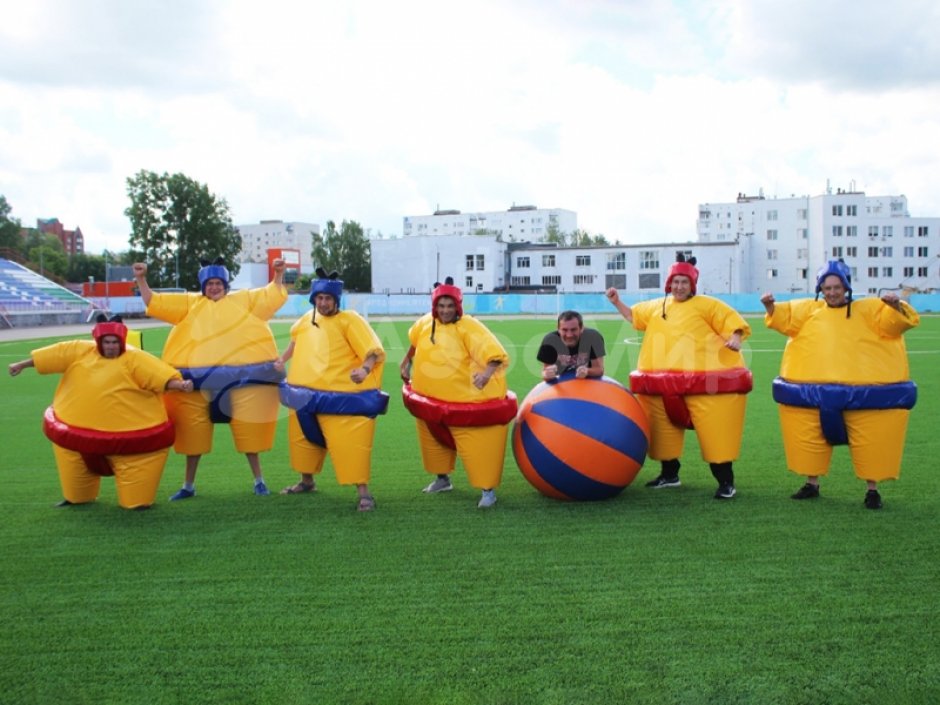 Сумобол — забавный командный аттракцион с большим мячом