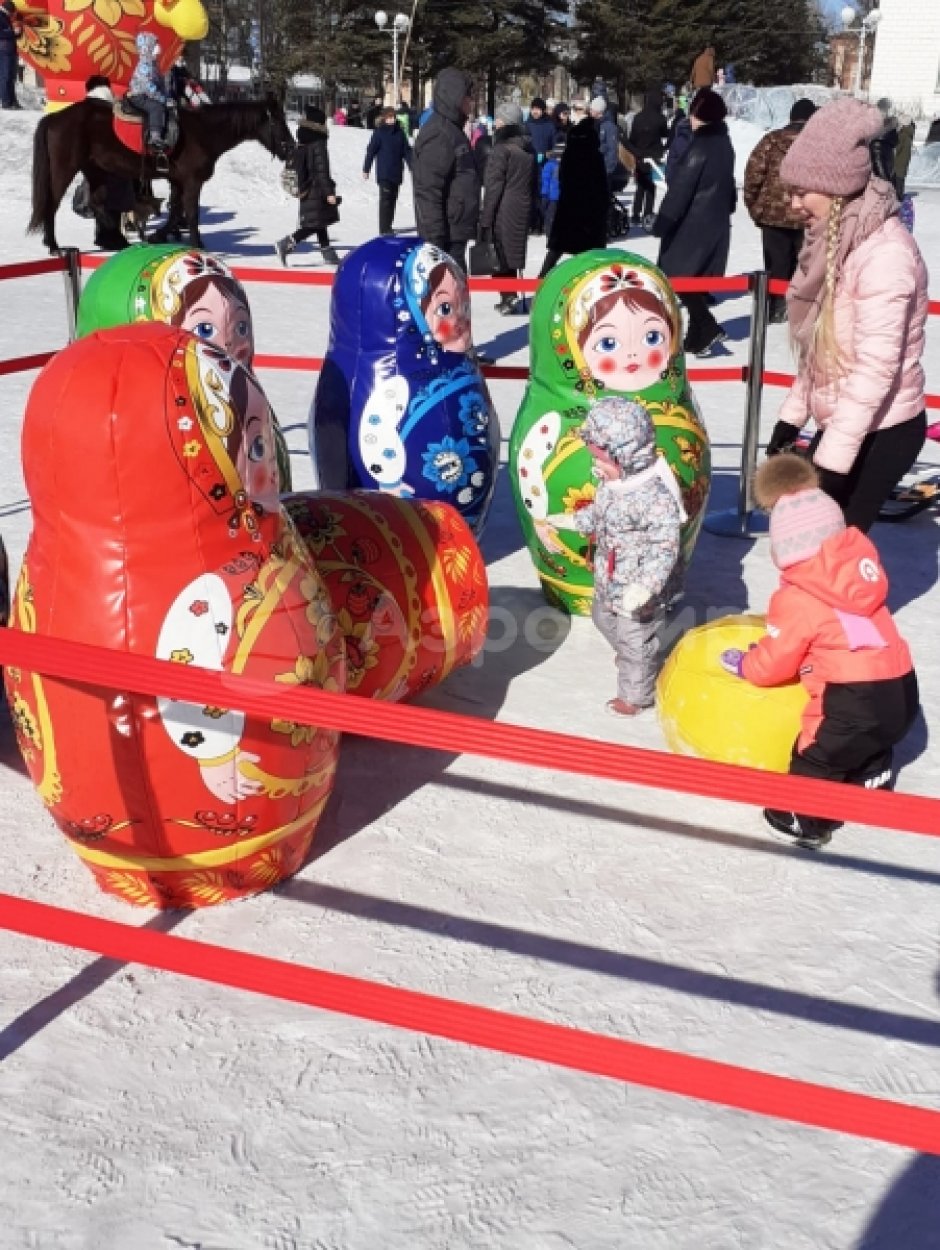 Большие надувные кегли с мячом