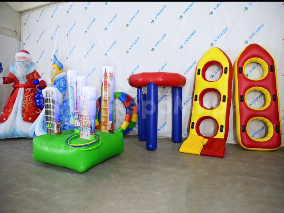 Большое баскетбольное кольцо с гигантским мячом