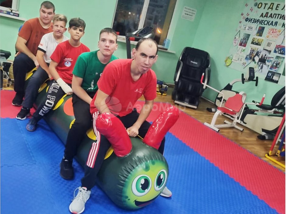 Эстафета с надувной гусеницей