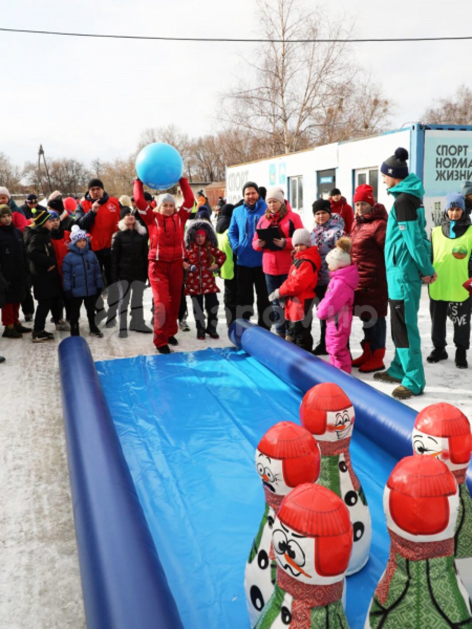 Гигантский боулинг — надувное игровое поле и мягкие кегли больших размеров