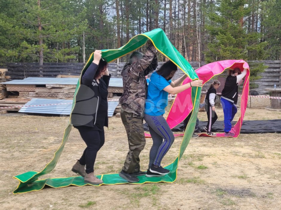 Гусеница — забавный реквизит для эстафет зимой и летом