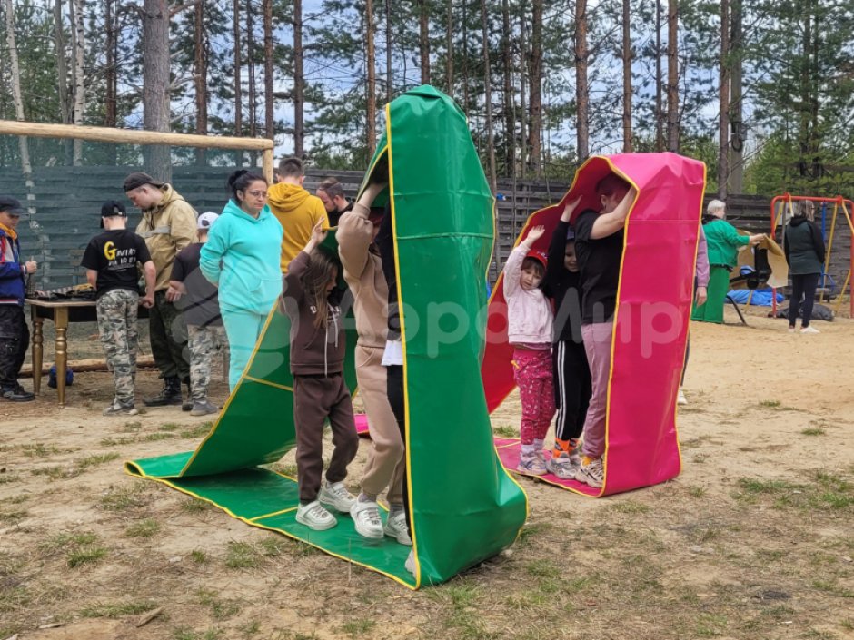 Гусеница — забавный реквизит для эстафет зимой и летом