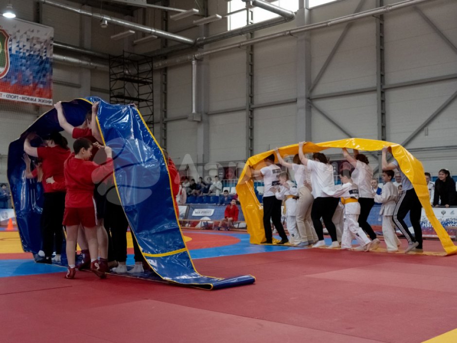 Гусеница — забавный реквизит для эстафет зимой и летом