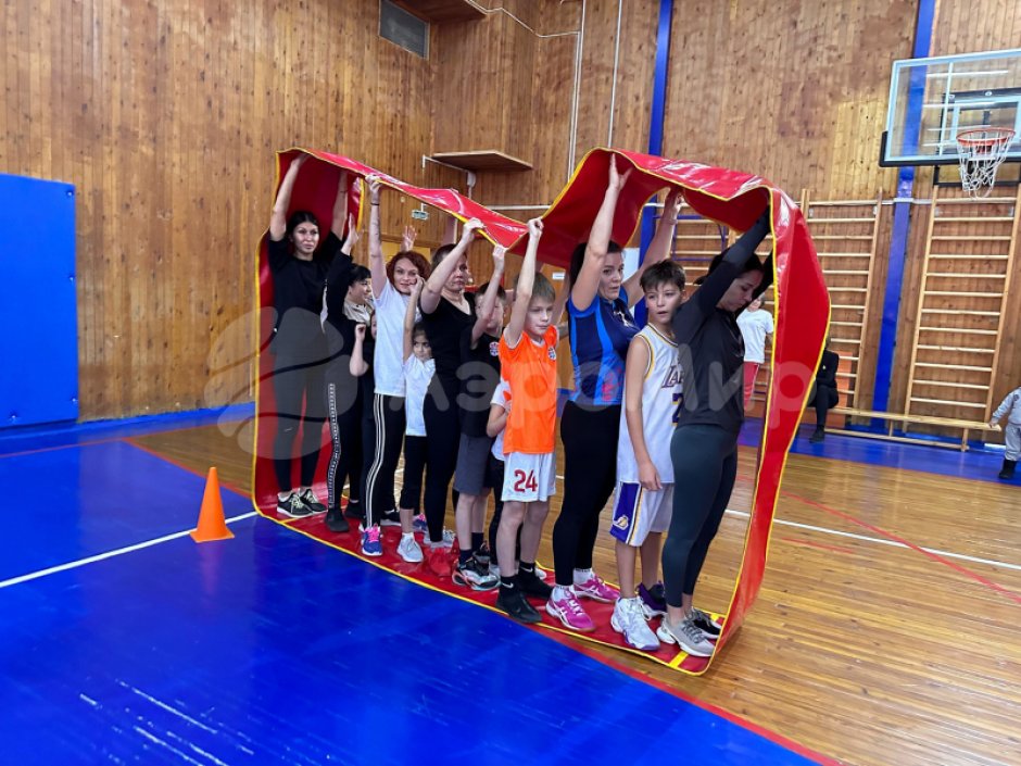 Гусеница — забавный реквизит для эстафет зимой и летом