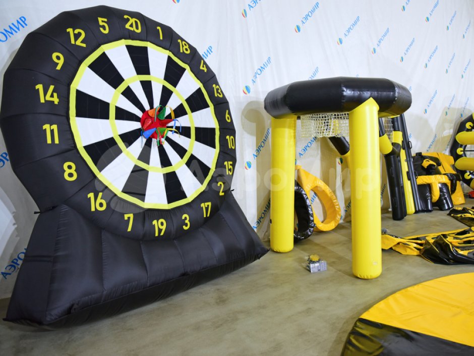 Большое баскетбольное кольцо с гигантским мячом