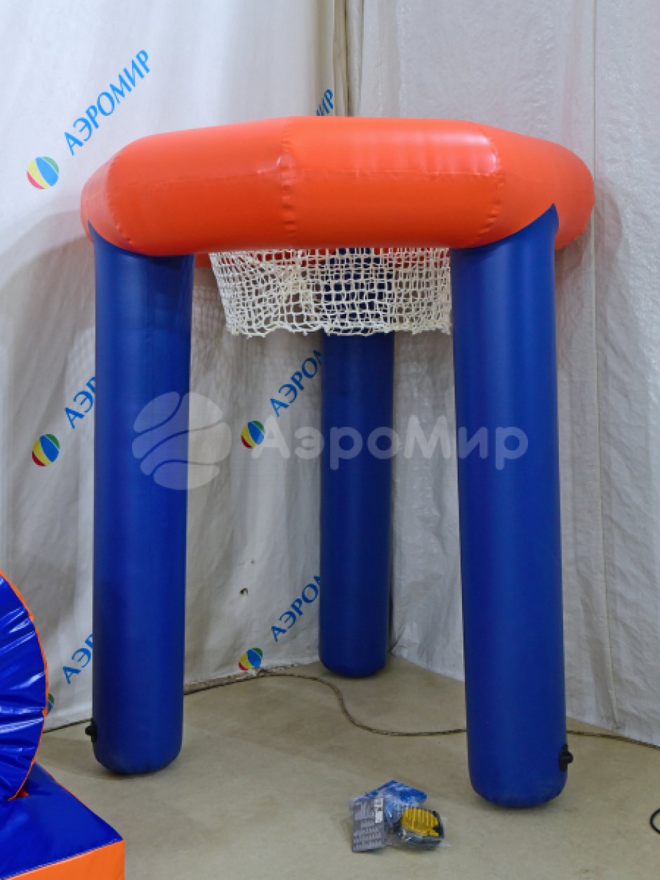 Большое баскетбольное кольцо с гигантским мячом