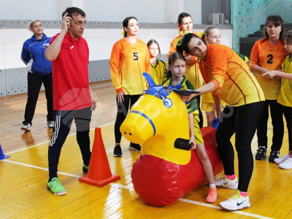 Лошадиные скачки — командный игровой реквизит для забегов и эстафет