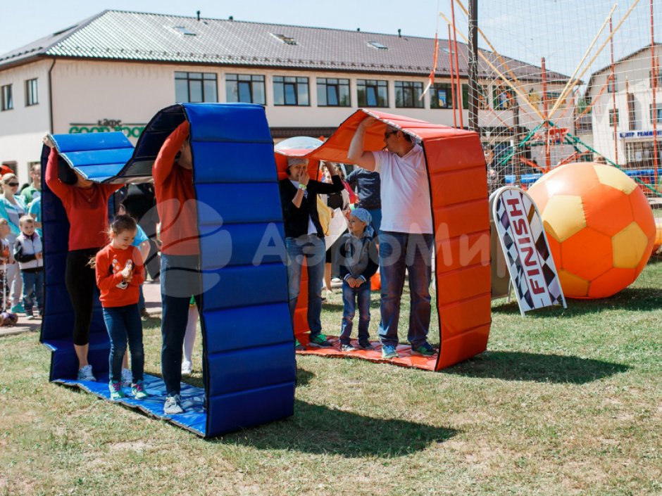Гусеница — забавный реквизит для эстафет зимой и летом