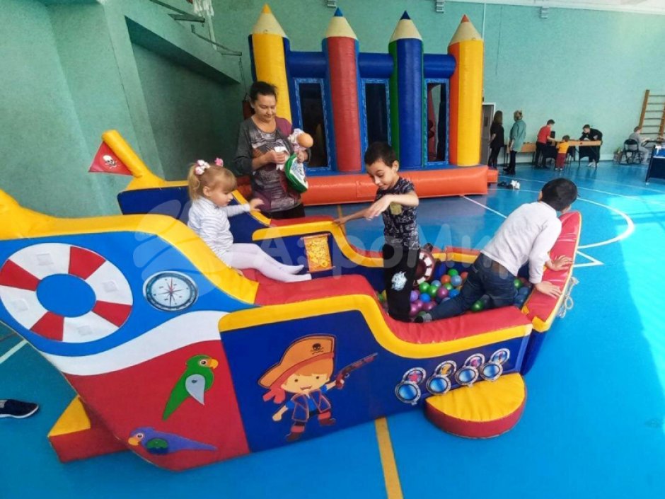 Сухой бассейн «Кораблик» с горкой