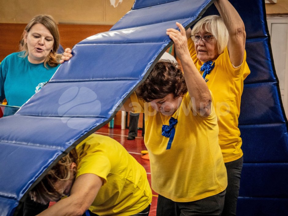 Гусеница — забавный реквизит для эстафет зимой и летом