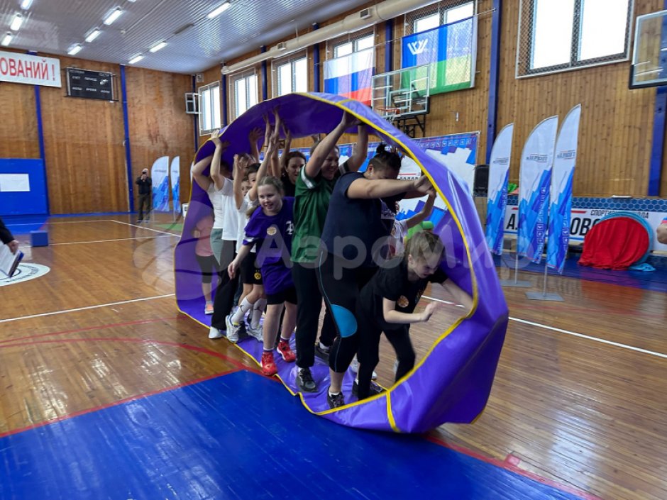 Гусеница — забавный реквизит для эстафет зимой и летом