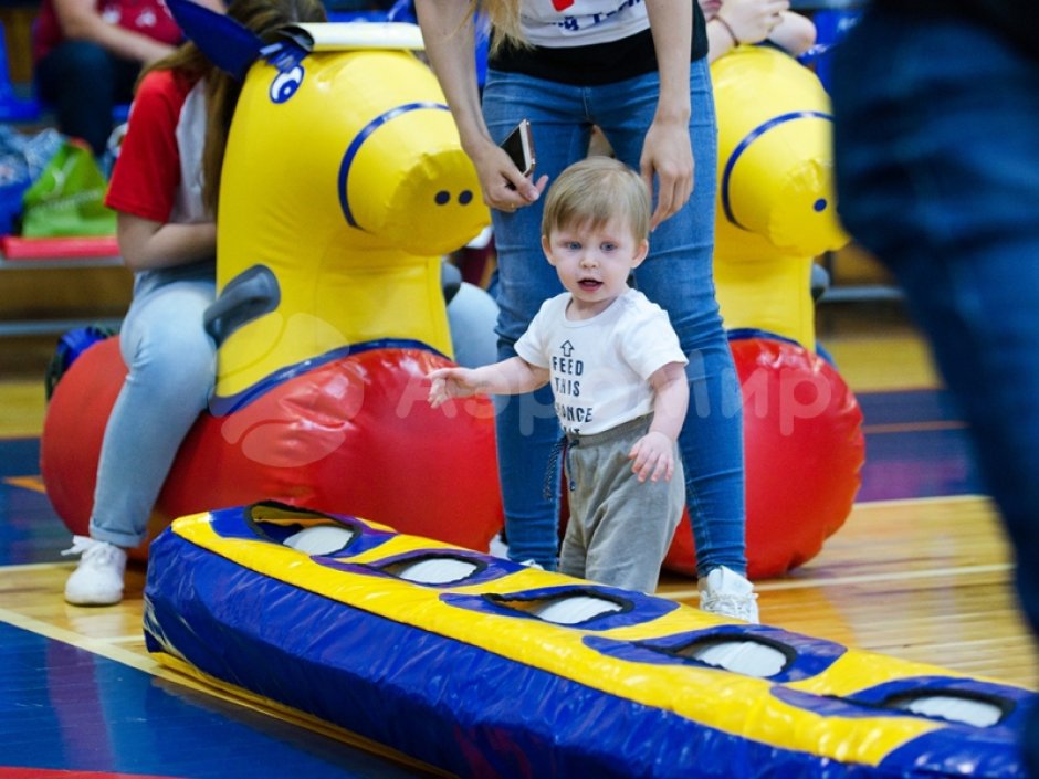 Лошадиные скачки — командный игровой реквизит для забегов и эстафет