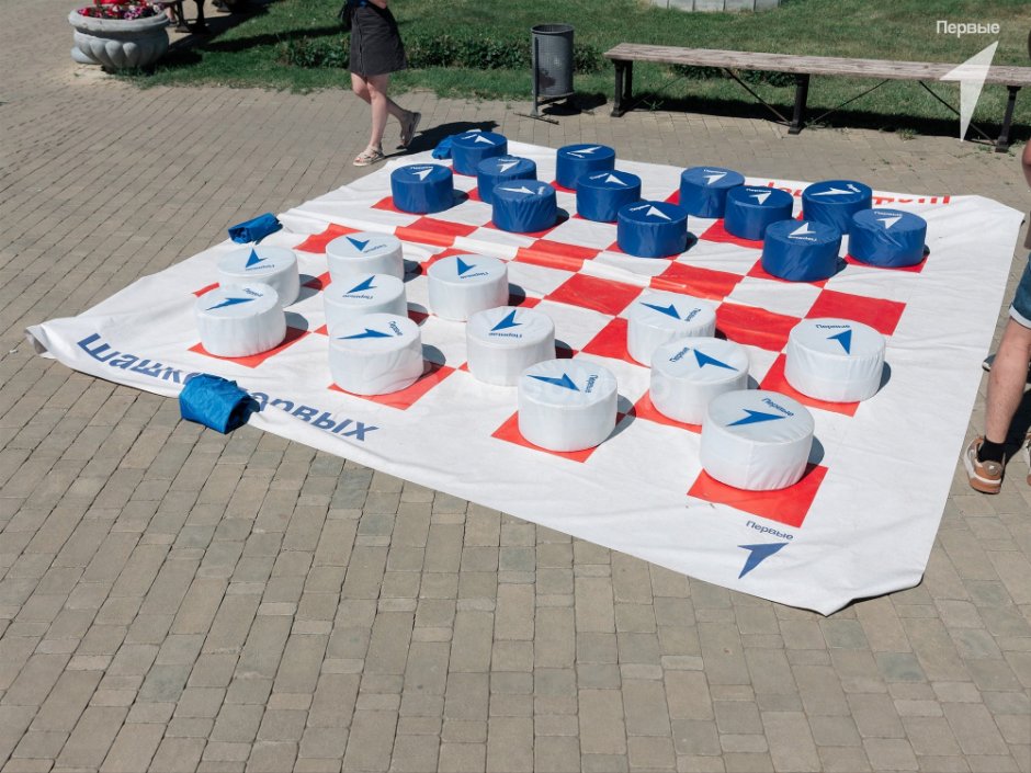 Гигантские шашки игровое поле с фишками