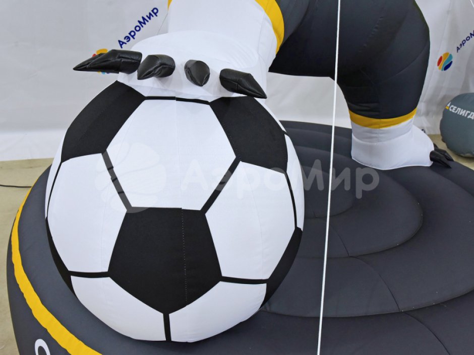 Большой надувной медведь с мячом