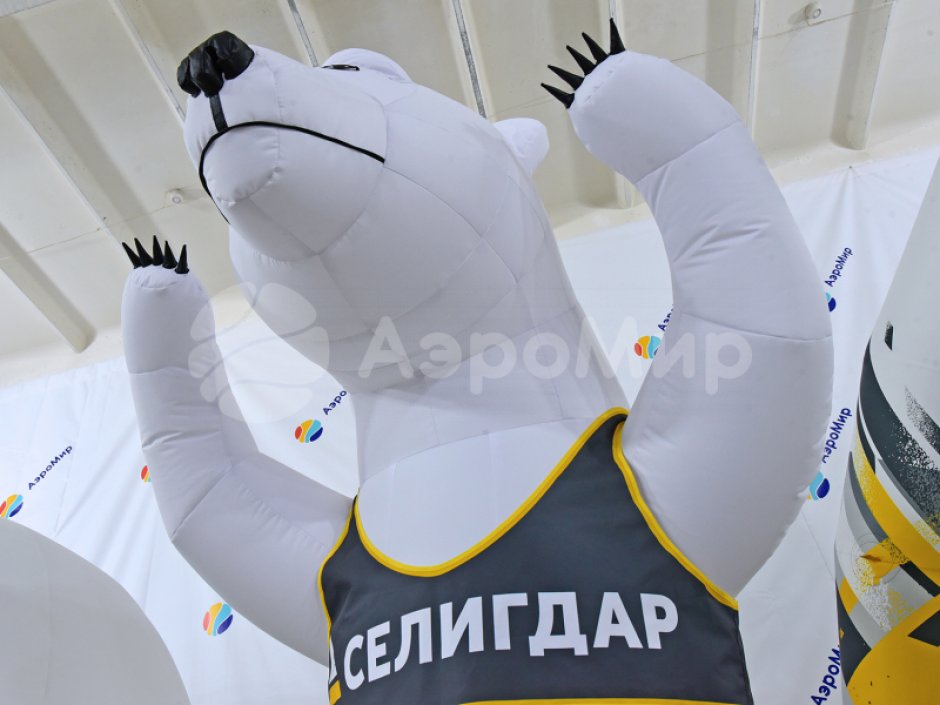 Большой надувной медведь с мячом