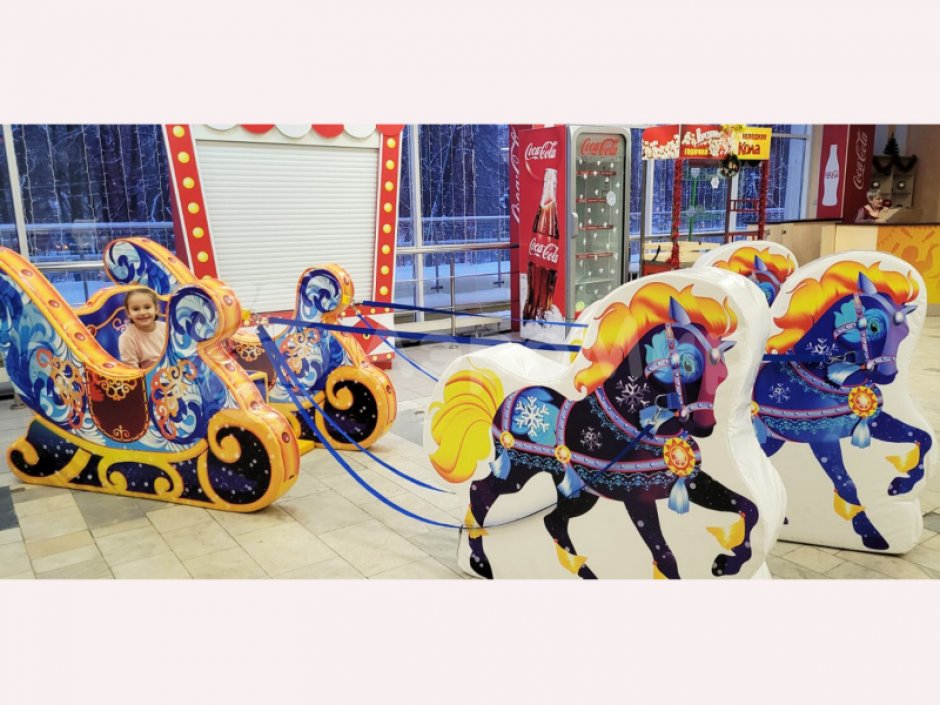 Фотозона «Сани с лошадками» — яркая композиция из саней и тройки