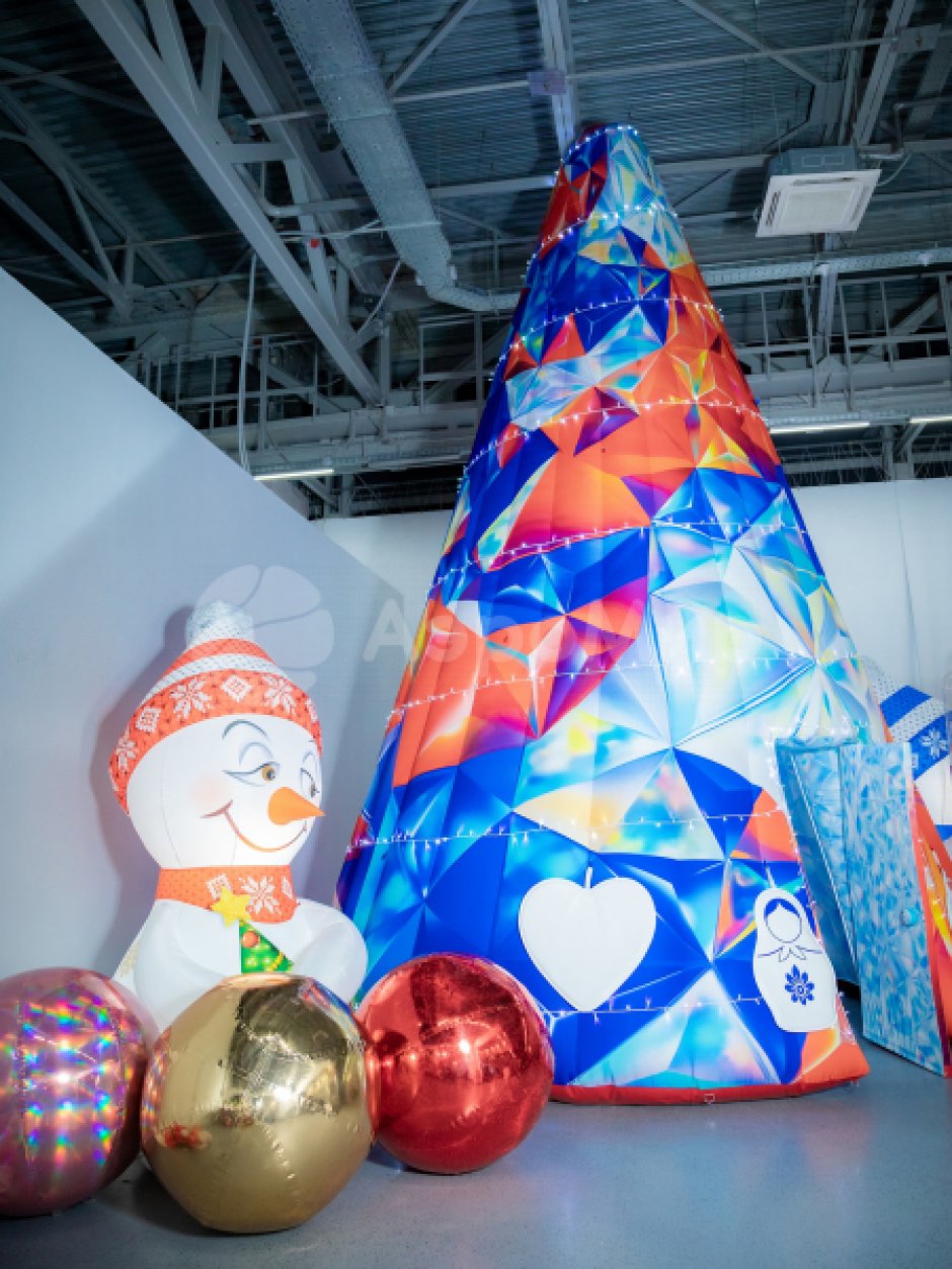 Конус-дом притягивает взгляды, удерживает внимание, одна конструкция — десятки сценариев