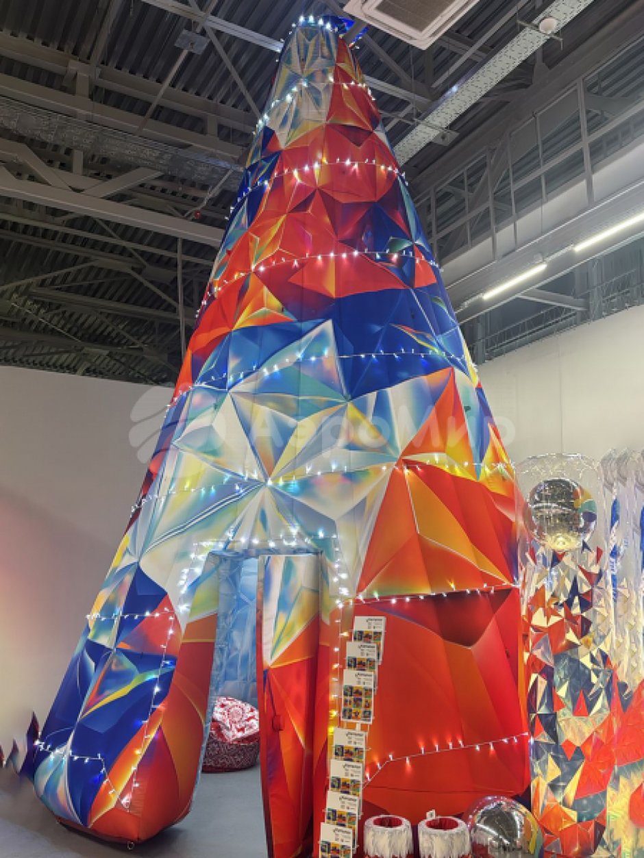 Конус-дом притягивает взгляды, удерживает внимание, одна конструкция — десятки сценариев