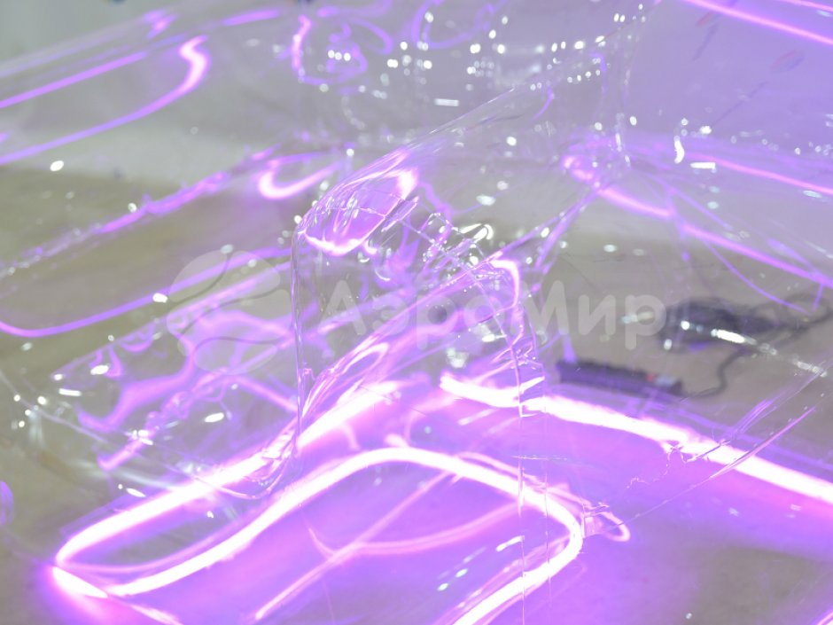 Стильное прозрачное кресло для фотозоны и декора