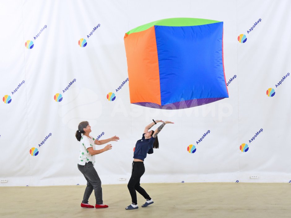 Кубик-подушка — яркий и легкий реквизит для шоу, игры и развлечений