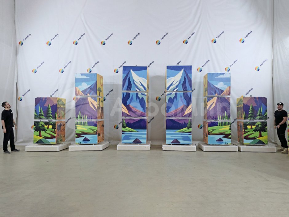 Вращающиеся кубики на опоре