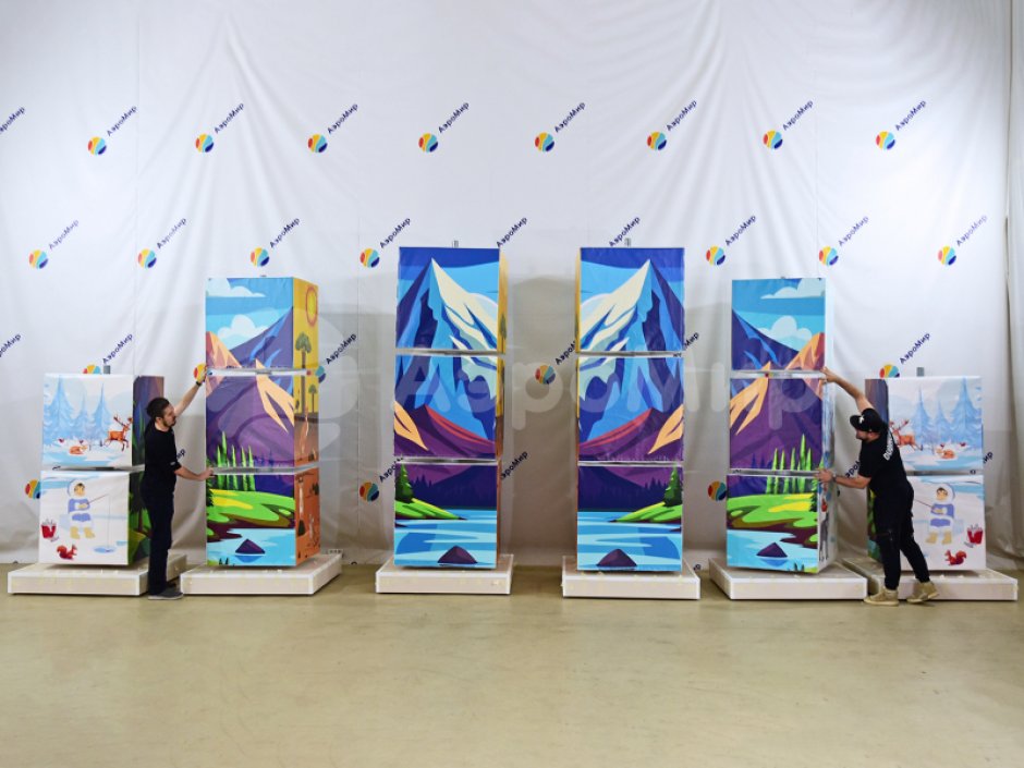 Вращающиеся кубики на опоре