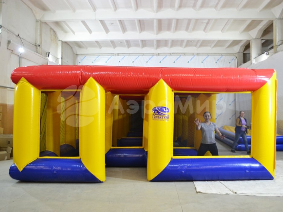 Надувной лабиринт — гигантское игровое поле