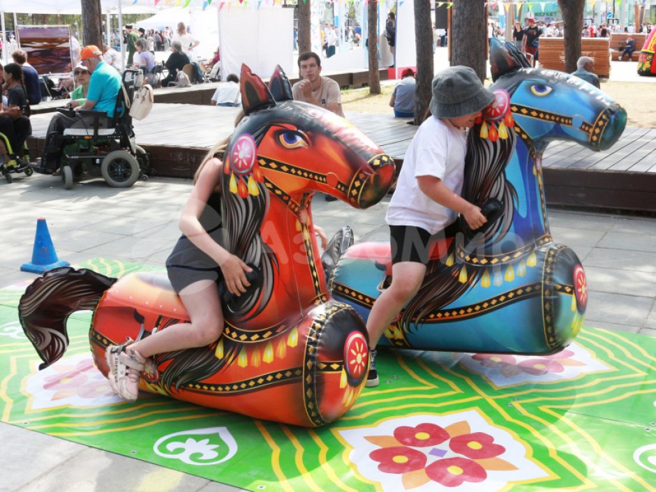 Лошадиные скачки — командный игровой реквизит для забегов и эстафет