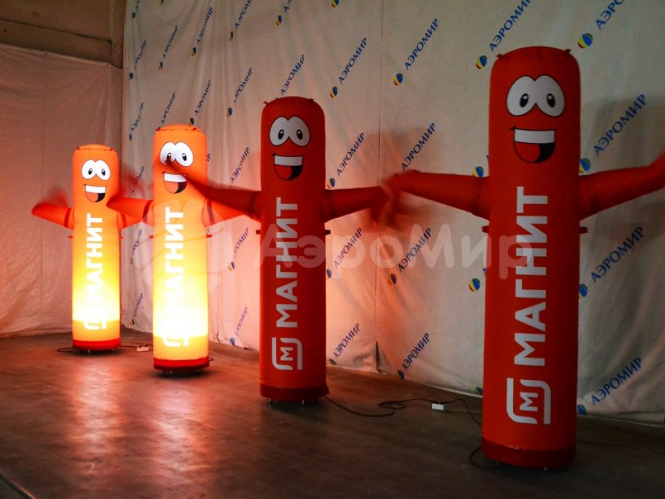 Аэромен машет рукой простой цилиндрической формы с логотипом в фирменном стиле