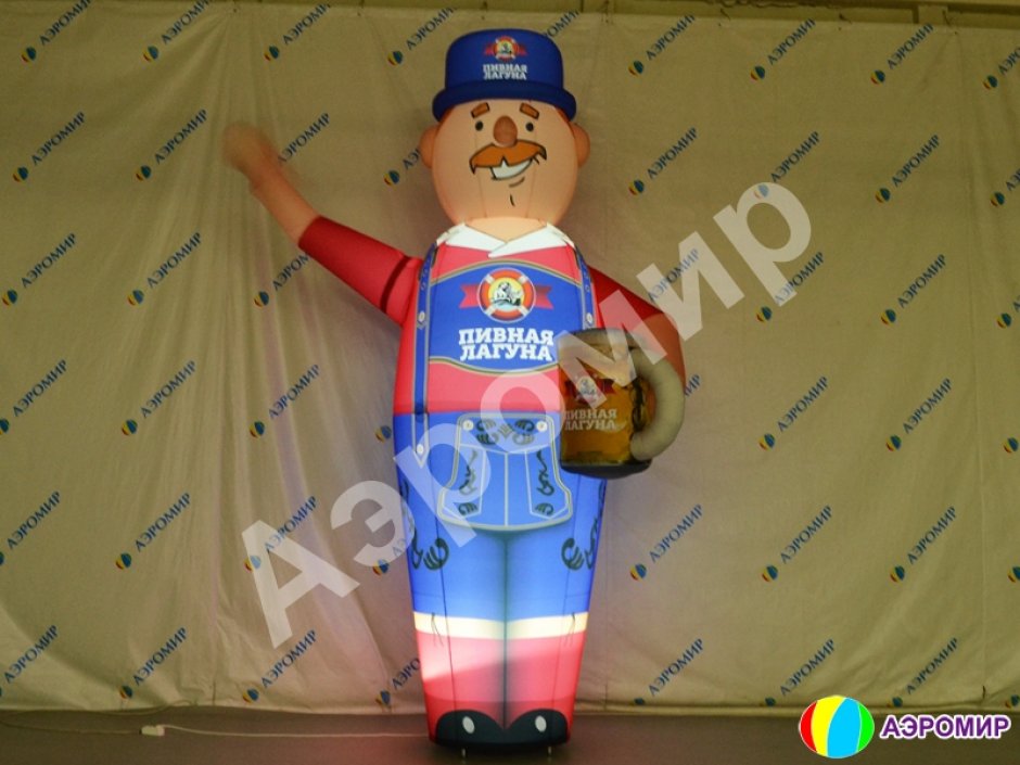 Пивной аэромен машет рукой — с кружкой