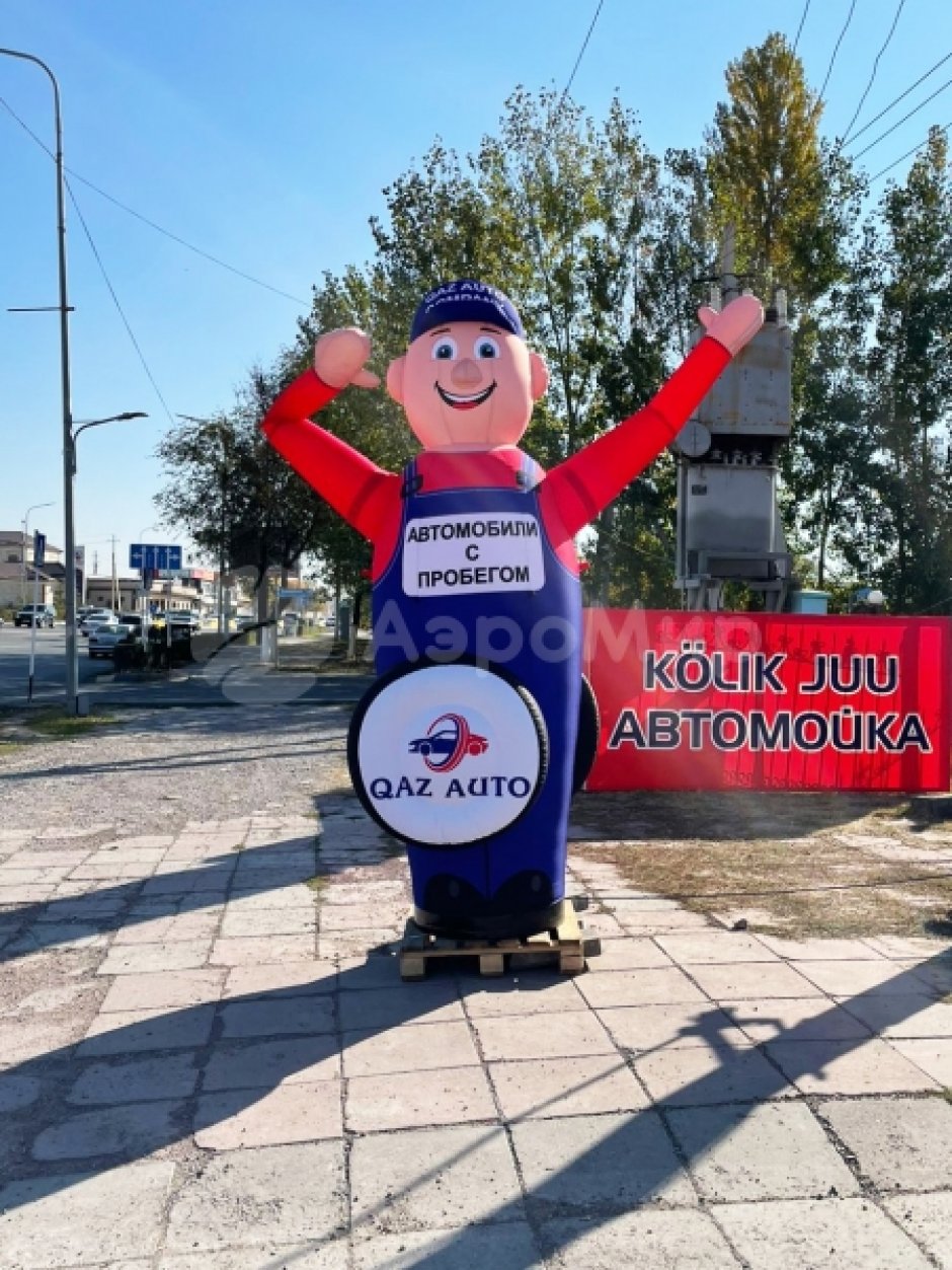 Зазывала с машущей рукой