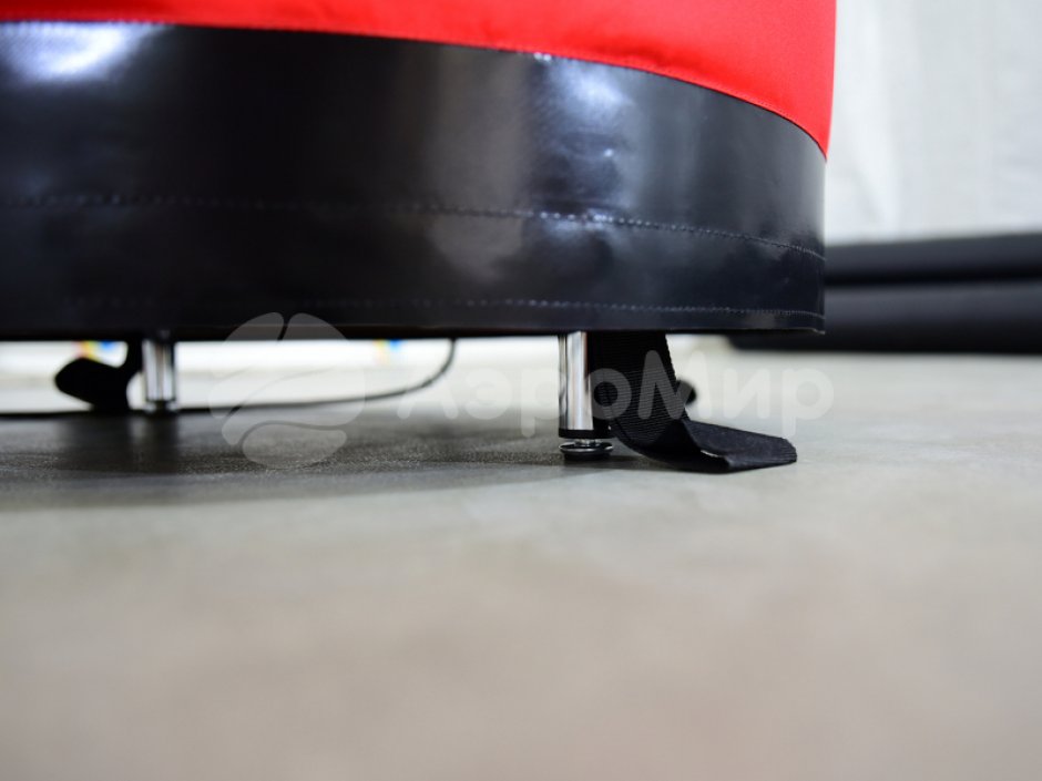 Аэромен машет рукой простой цилиндрической формы с логотипом в фирменном стиле