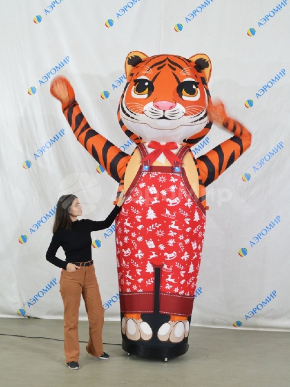 Тигр зазывала — новогодняя фигура с машущей лапой