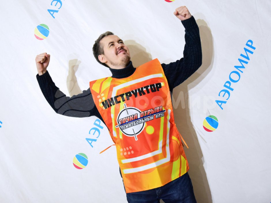 Манишка спортивная — жилетка для игроков, персонала спортивных и развлекательных состязаний и игр