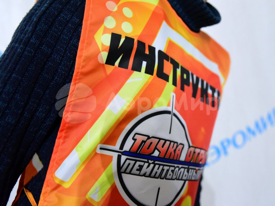 Манишка спортивная — жилетка для игроков, персонала спортивных и развлекательных состязаний и игр