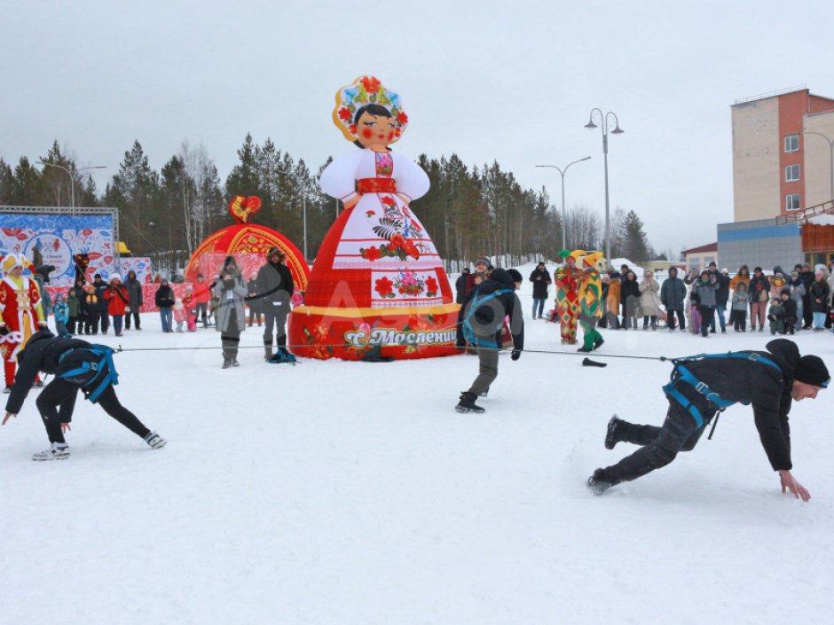 Девушка Масленица — надувная декоративная фигура