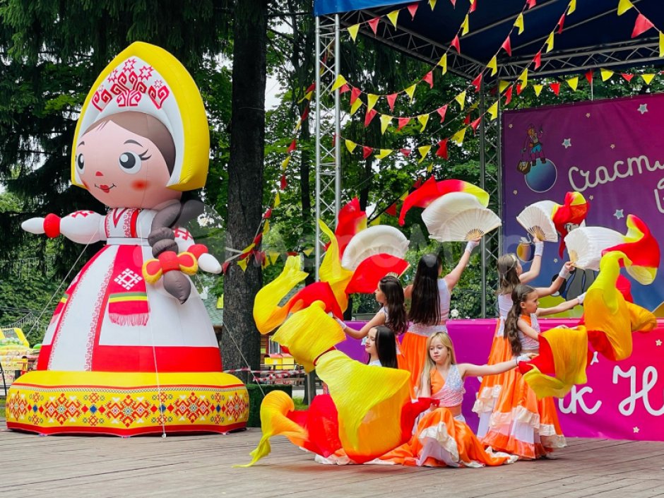 Надувная девочка Масленица — фигуры и декорации