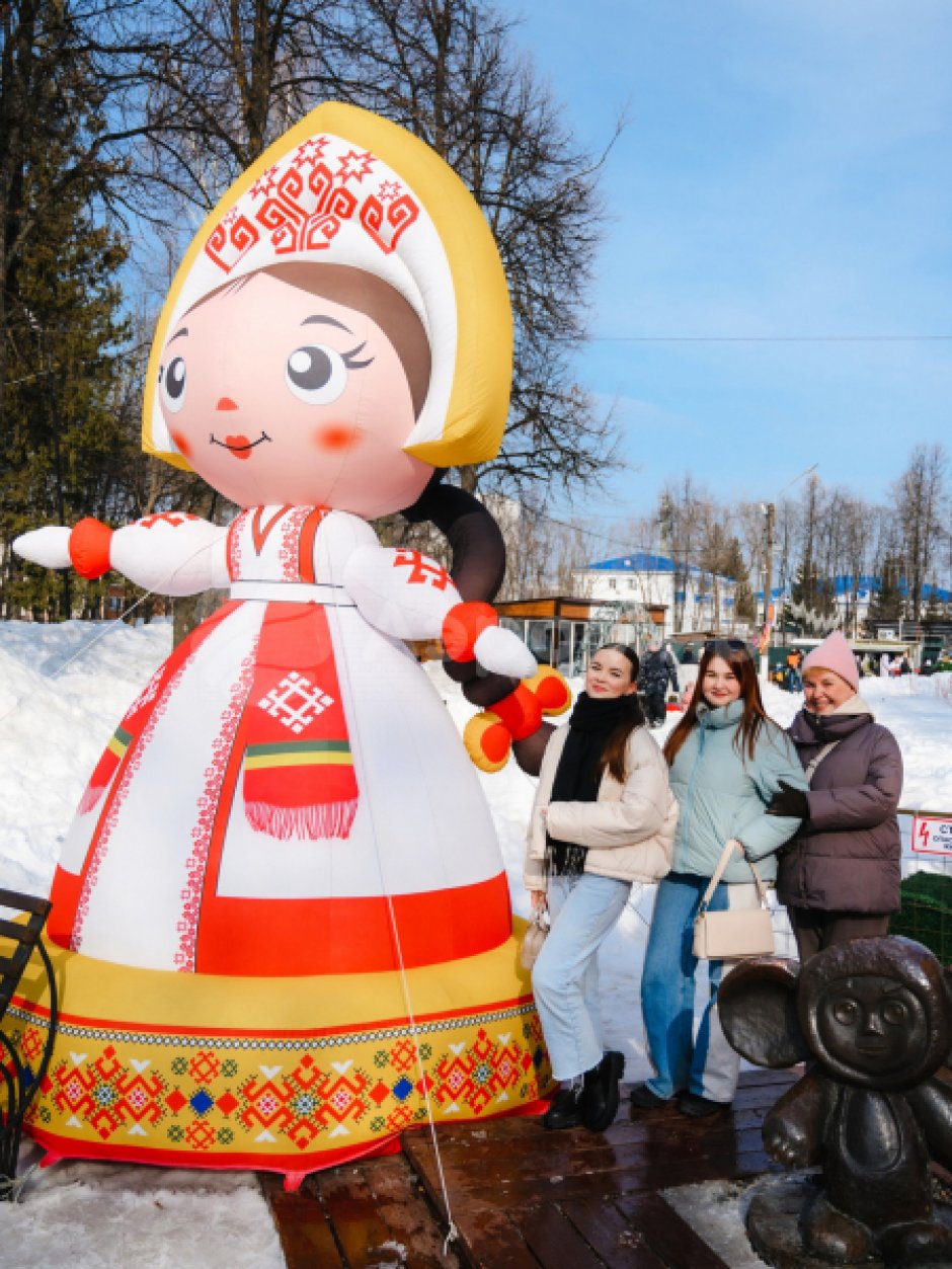 Надувная девочка Масленица — фигуры и декорации