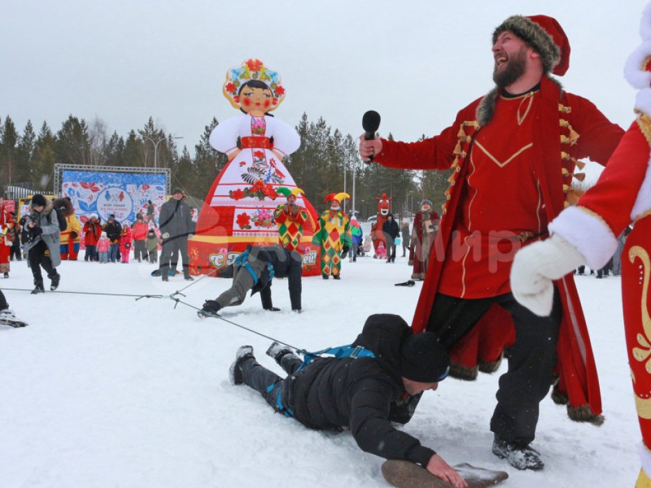 Девушка Масленица — надувная декоративная фигура