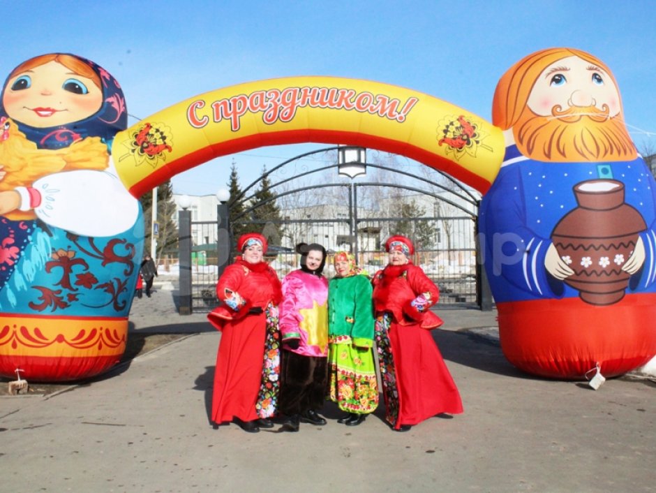 Праздничная надувная арка с матрёшками, декором и эксклюзивным оформлением