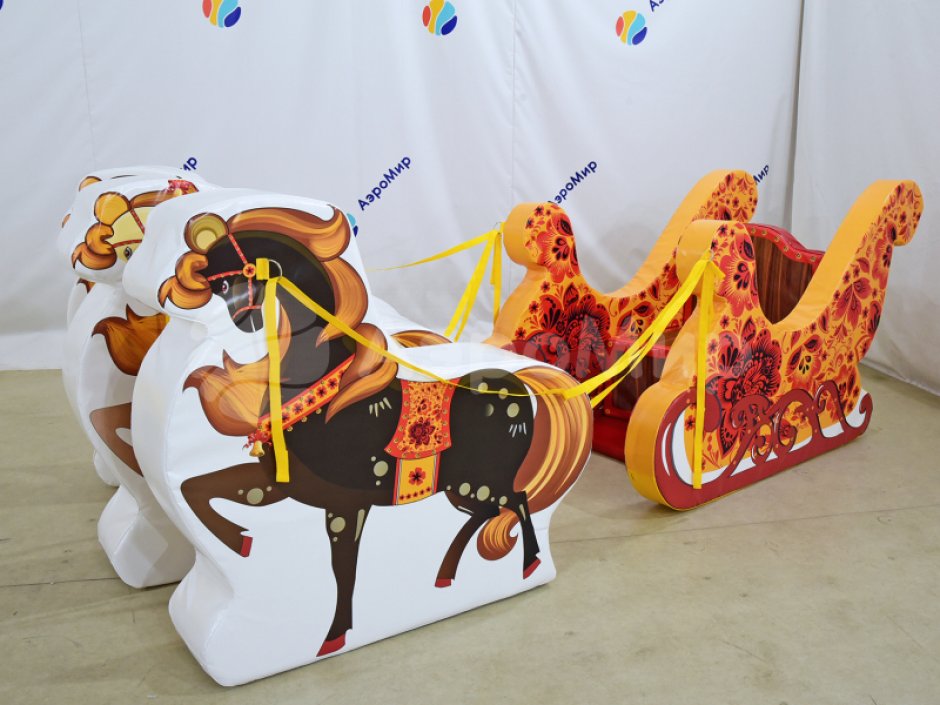 Фотозона «Сани с лошадками» — яркая композиция из саней и тройки