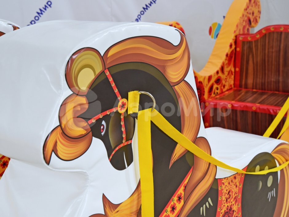 Фотозона «Сани с лошадками» — яркая композиция из саней и тройки