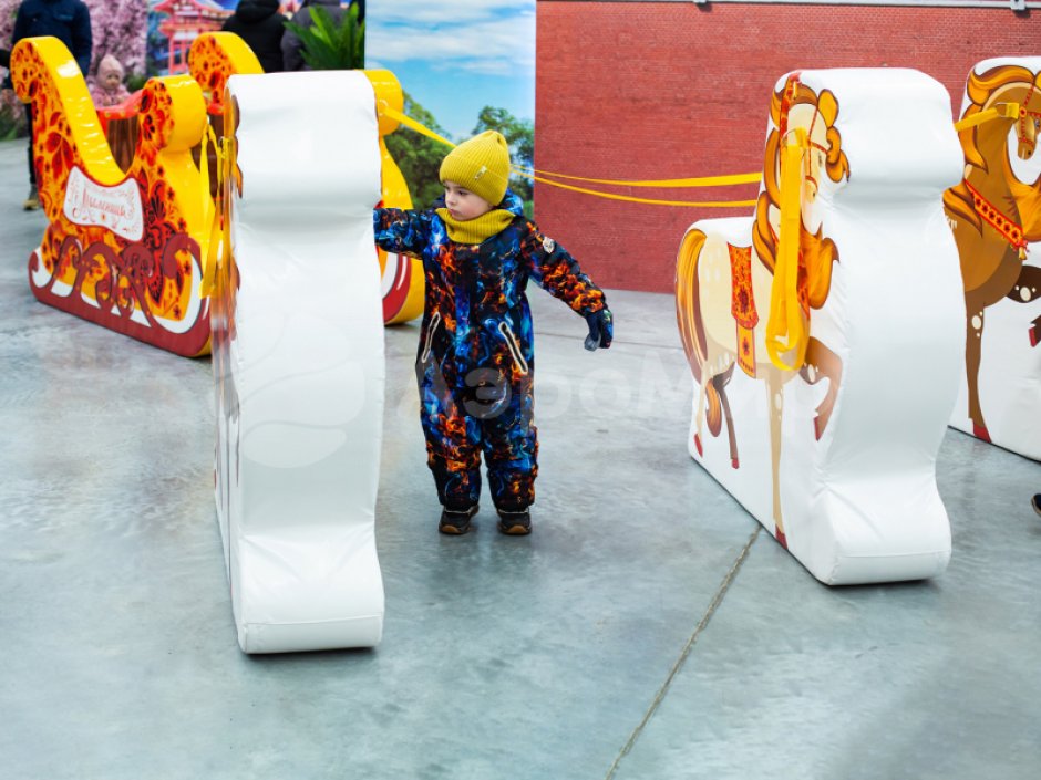 Фотозона «Сани с лошадками» — яркая композиция из саней и тройки