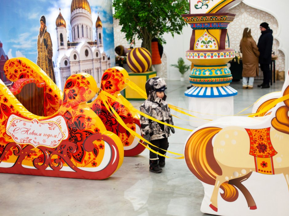 Фотозона «Сани с лошадками» — яркая композиция из саней и тройки