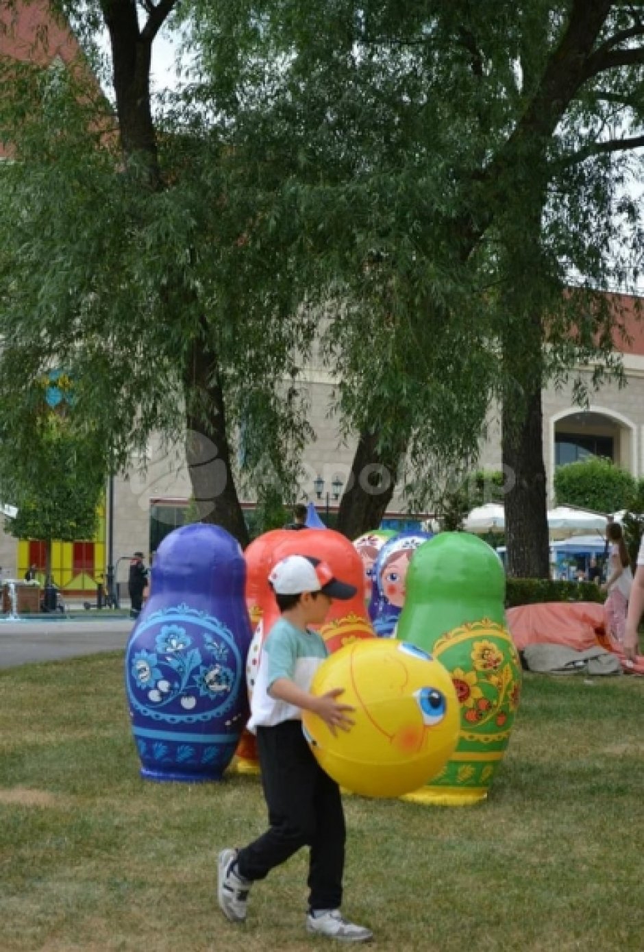 Большие надувные кегли с мячом