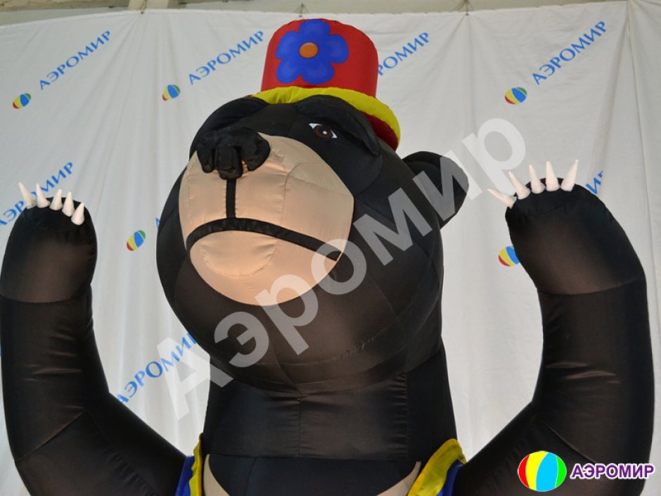 Большой надувной медведь с мячом
